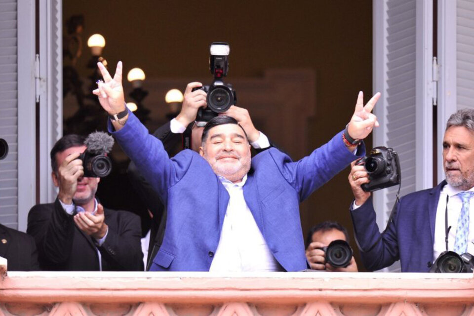 Diego Maradona, en su regreso el balcón de la Casa Rosada. (Fuente: Télam)