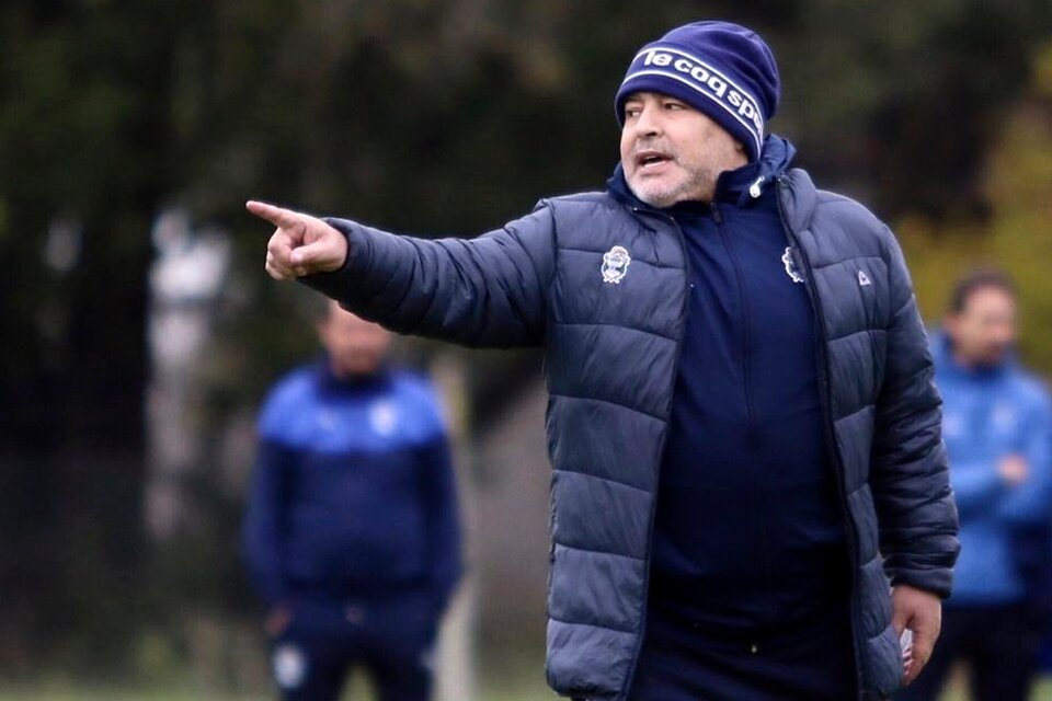 Maradona tiene que responder si quiere seguir en Gimnasia tras la pandemia. (Fuente: NA)