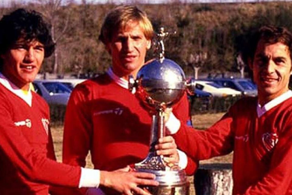 Burruchaga, Trossero y Bochini, con la séptima Copa para Independiente.