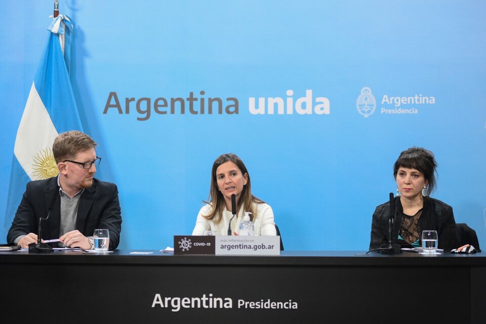 Fernanda Raverta (centro) junto a Mercedes Dalessandro y Haroldo Montagu, funcionarios de Economía. (Fuente: Télam)