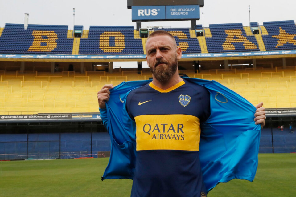 De Rossi muestra la camiseta en la mismísima Bombonera.