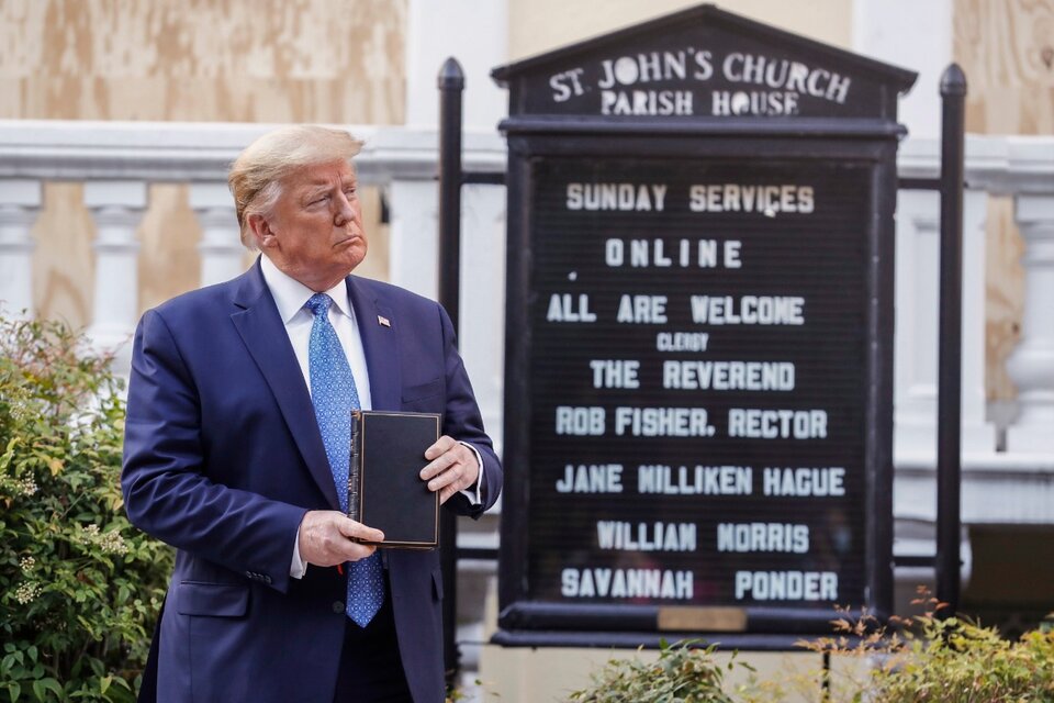 El presidente hizo despejar con toda violencia la Casa Blanca para sacarse una foto frente a una iglesia cercana.
