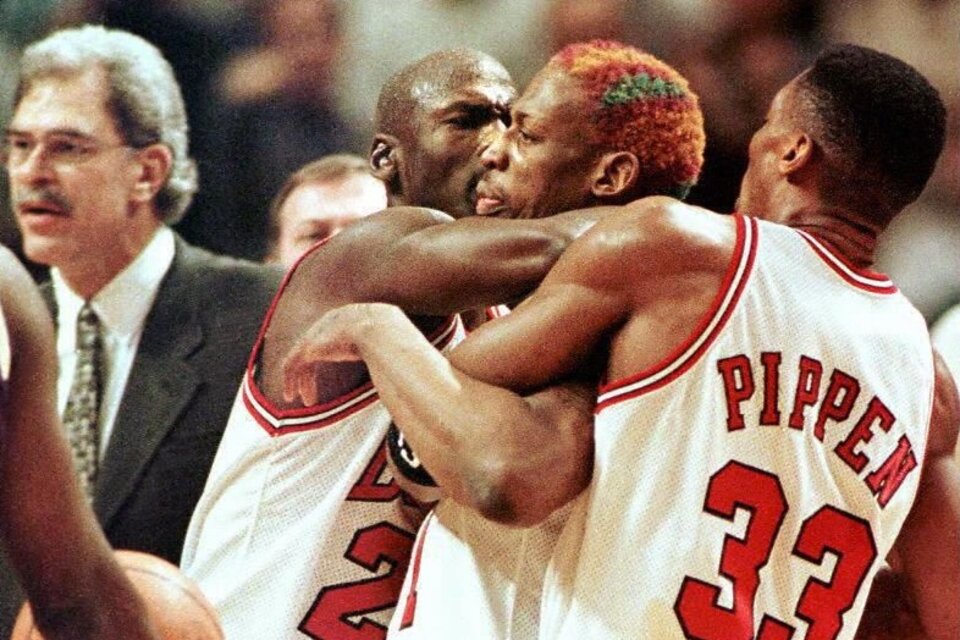 Jordan y Pippen "controlan" un exabrupto de Rodman durante un partido de los Bulls. (Fuente: AFP)