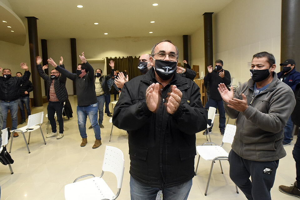 La decisión de levantar el paro fue acompañada por aplausos y cantos. (Fuente: Andres Macera)