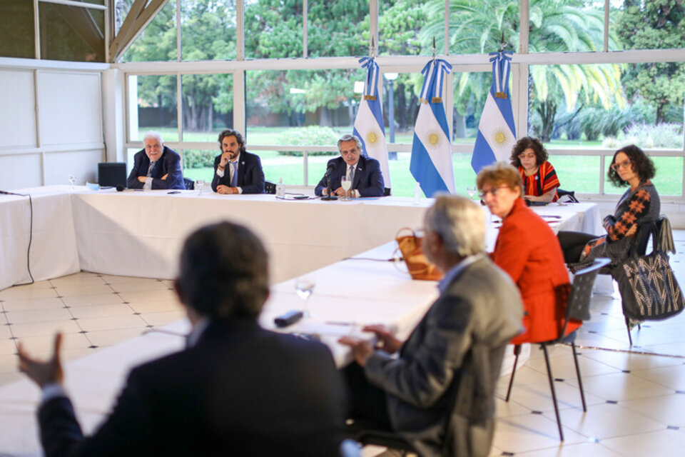 El presidente Alberto Fernández en Olivos, junto al comité de médicos que lo asesora por la pandemia.  (Fuente: NA)