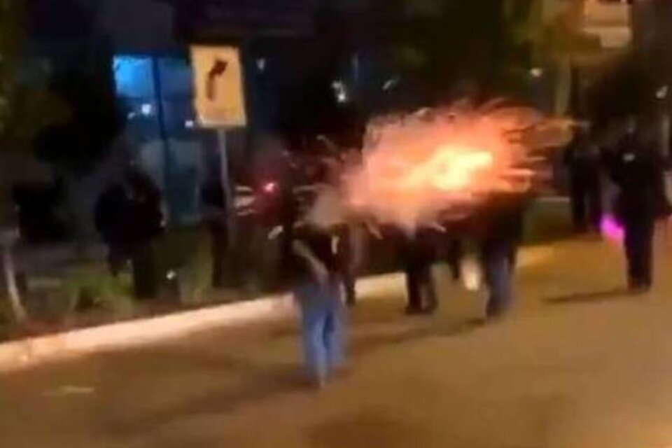 La granada explota cerca de la cabeza del manifestante.  (Fuente: Captura de pantalla)