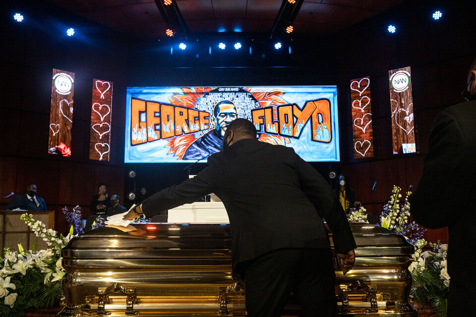 Limpian el cajón de Floyd minutos antes de la ceremonia en su memoria en Minneapolis.  (Fuente: AFP)