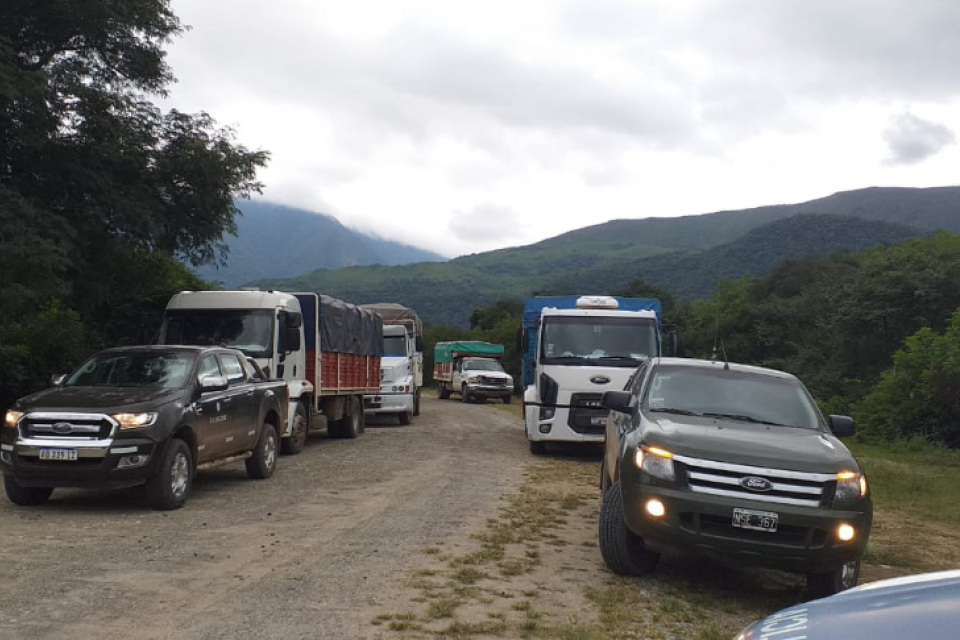 El acceso a Los Toldos, los camiones tienen que pasar por Bolivia