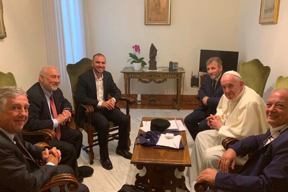 El Papa recibió a los economistas Joseph Stiglitz y Robert Johnson en el Vaticano.