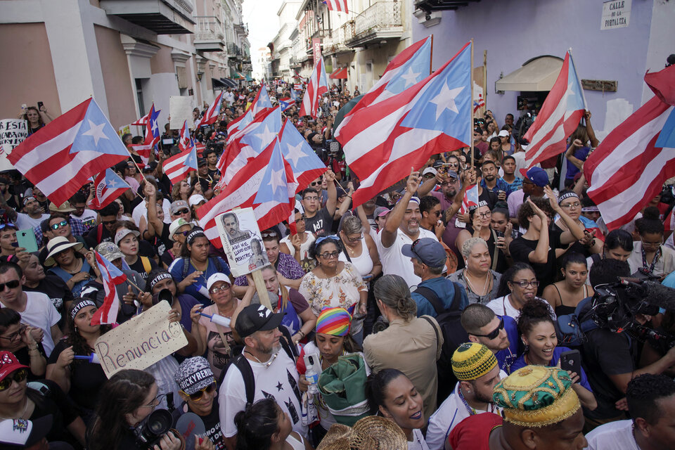 Manifestantes protestan esta semana frente a la mansión de Roselló, conocida como La Fortaleza. (Fuente: AFP)