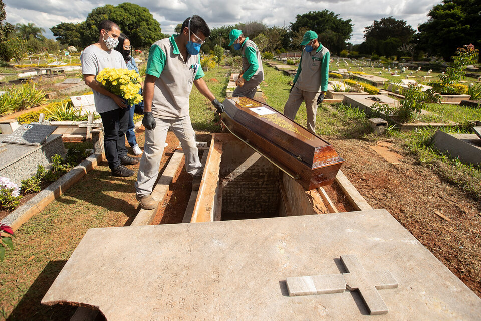 Cementerio Campo da Esperanca, Brasilia. Brasil el el tercer país con más muertos por covid-19. (Fuente: EFE)