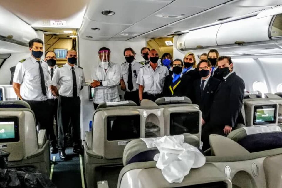 La tripulación de Aerolíneas Argentinas, en el último vuelo de evacuación de La Habana.