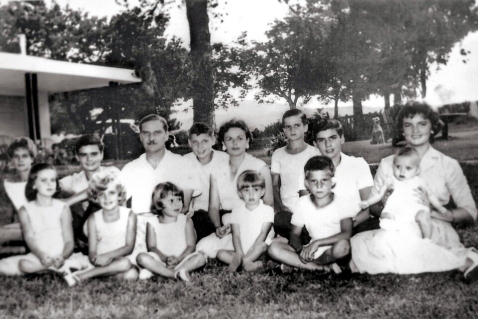 Miguel Hugo Vaca Narvaja con su esposa Susana Yofre y sus 12 hijos en el parque de la casa de Villa Warcalde. Allí lo secuestraron el 10 de marzo de 1976.