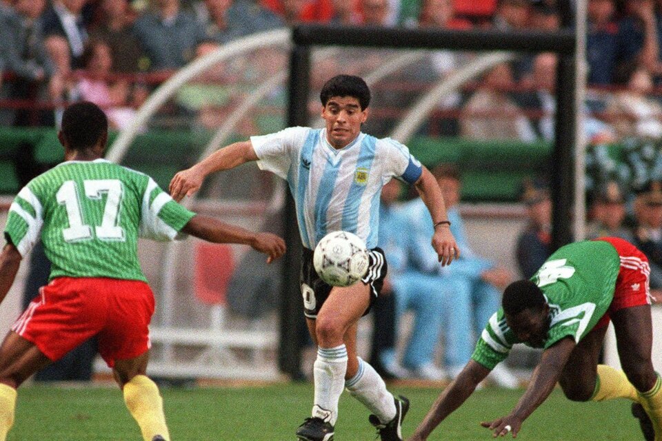 El esfuerzo de Maradona no fue suficiente para vencer a los cameruneses. (Fuente: AFP)