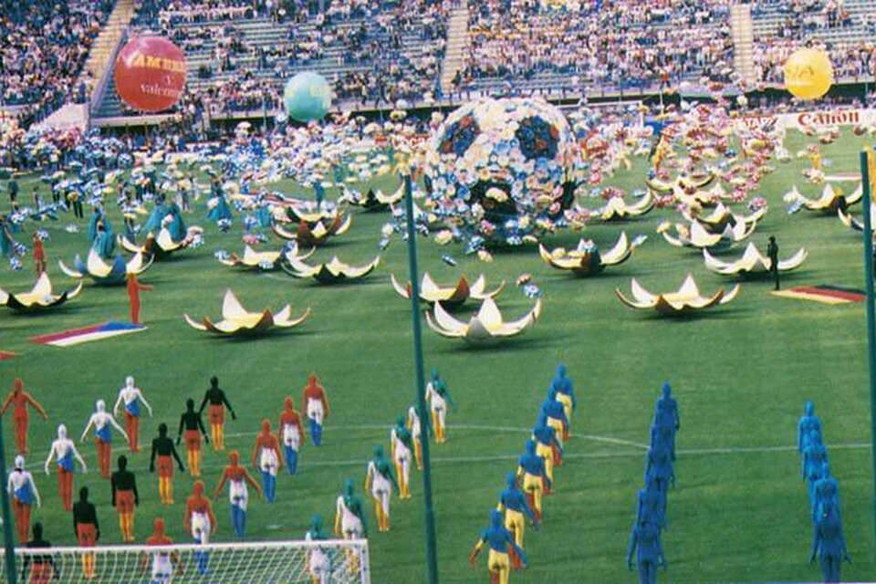 Una postal de la inolvidable ceremonia inaugural del Mundial Italia 90.