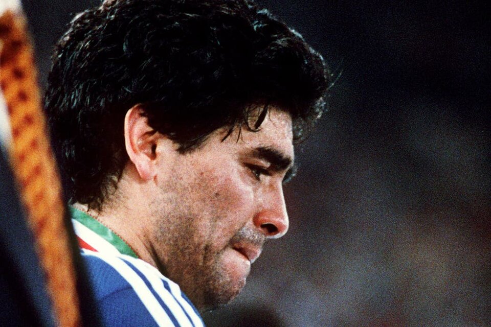 El llanto de Diego Maradona, con el subcampeonato en el bolsillo y la medalla en el cuello. (Fuente: AFP)