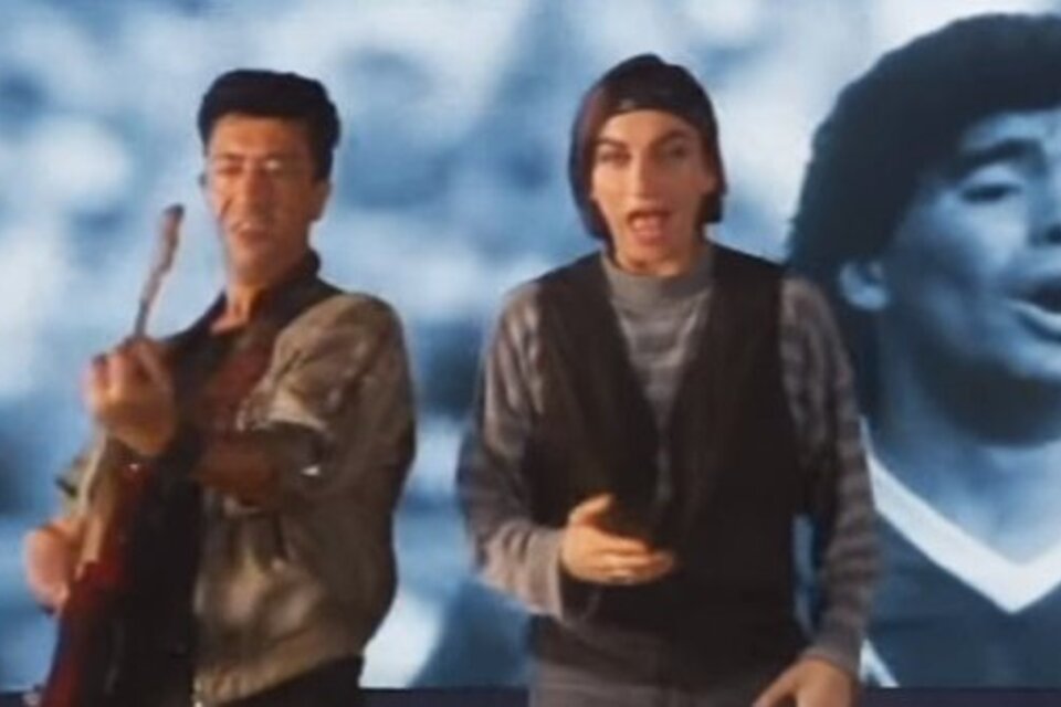Bennato y Nannini, en el videoclip del tema, con la imagen de Maradona detrás. (Fuente: Captura de pantalla)