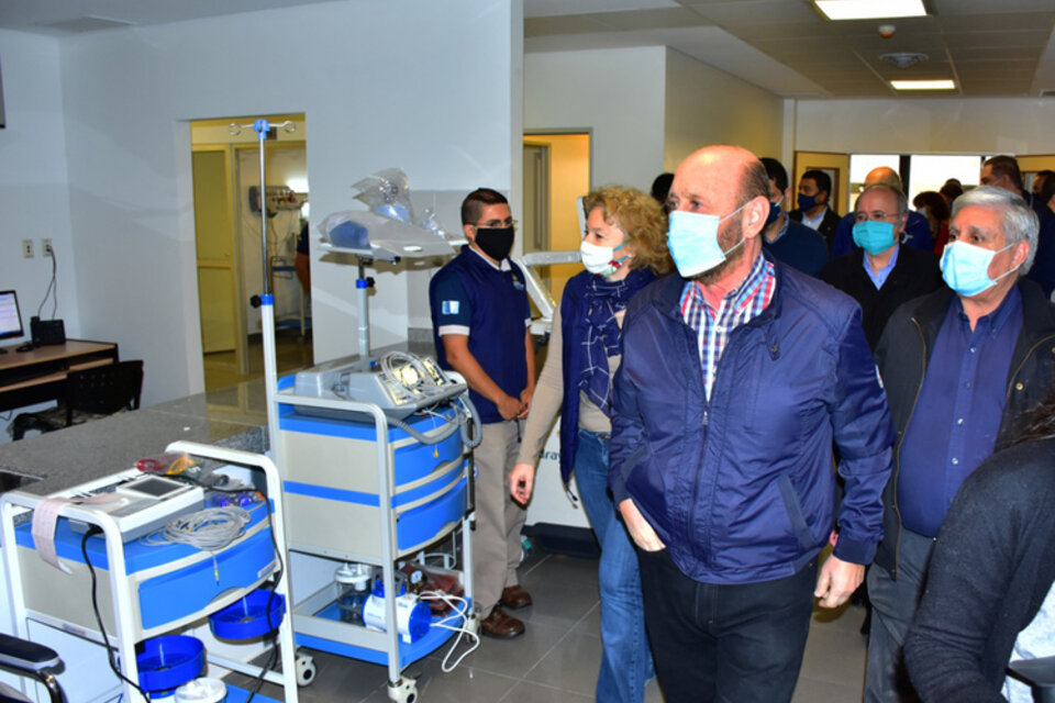 Gildo Insfrán, gobernador de Formosa, recorre un hospital.  (Fuente: NA)