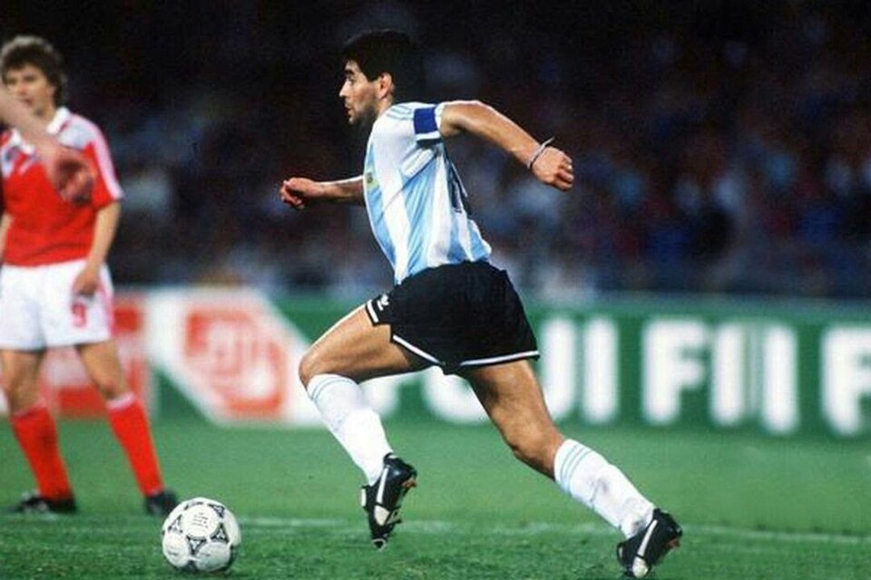 Maradona, con la pelota en su zurda, sobre el césped del San Paolo.