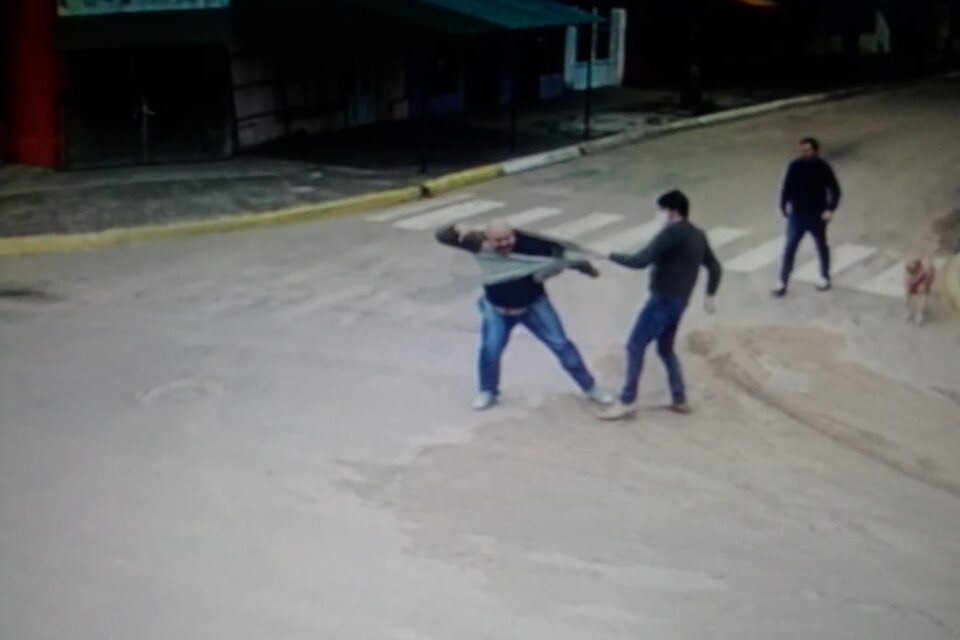 La agresión de un intendente radical de Corrientes quedó grabada en cámaras de seguridad (Fuente: Captura de pantalla)