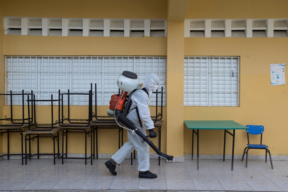 Desinfección en una escuela de República Dominicana. (Fuente: EFE)