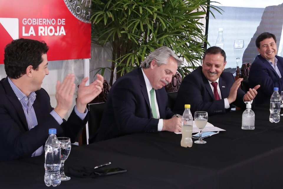 Alberto Fernández firmó convenios con el gobernador riojano Ricardo Quintela.