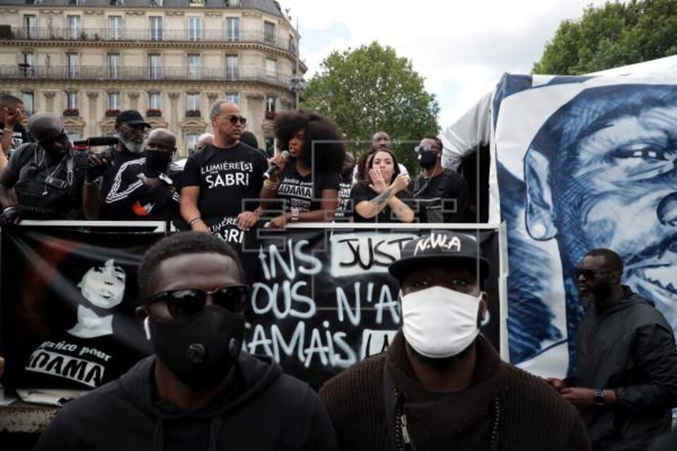 Las manifestaciones por la muerte de Adama Traoré fueron masivas a pesar de la pandemia. (Fuente: EFE)