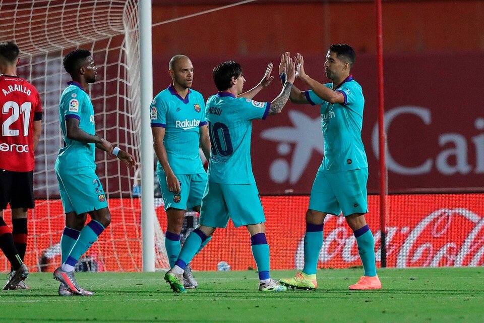 Messi y Suárez se saludan tras el cuarto gol. Semedo y Braithwaite se van sumando. (Fuente: EFE)