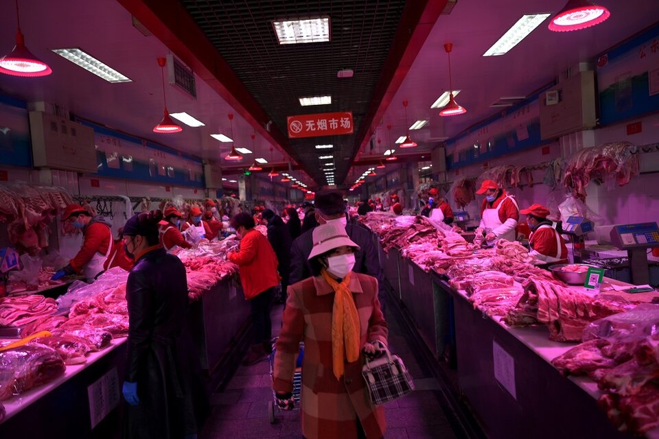 Xinfadi, el mercado de alimentos más grande de Pekín, fue cerrado ayer al detectarse el nuevo brote.
