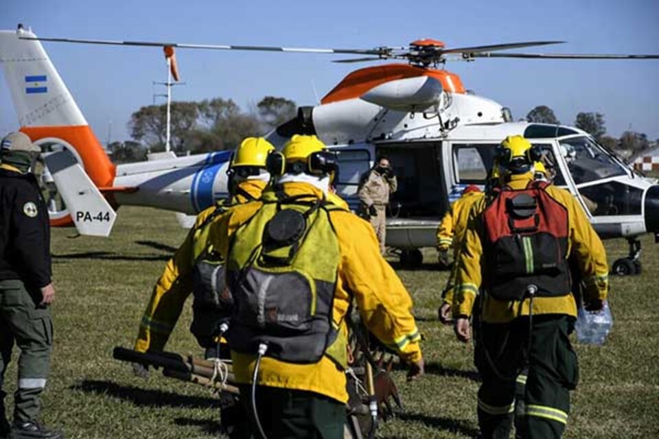 Brigadistas se disponen a abordar el helicóptero que los traslada a las islas. (Fuente: Prensa Municipalidad de Rosario)