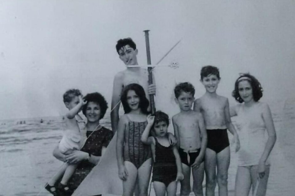 Familia de clase media baja, disfrutando de un domingo de sol en Punta Lara en el verano del ’63. En brazos de Ofelia González, su hijo, el autor de esta nota. Y sus seis hermanos. 