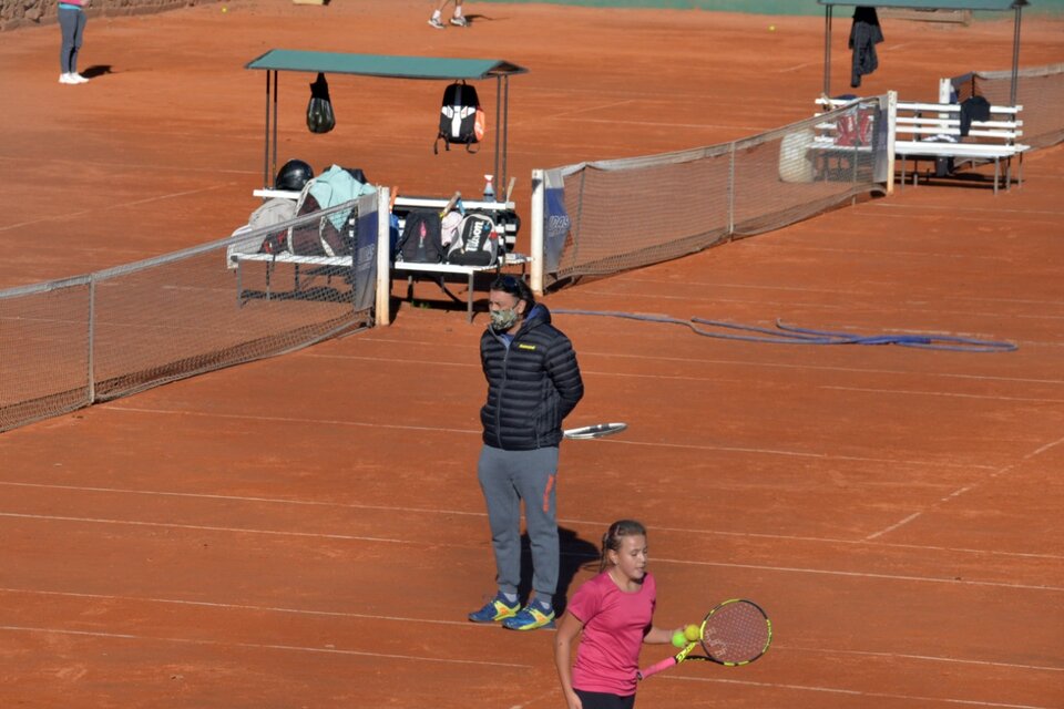 Marcelo Gómez, cumpliendo con el protocolo en las entrenamientos de tenis. en Tandil.