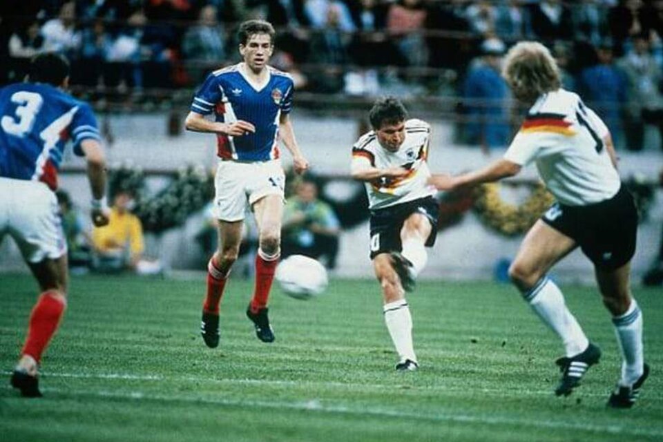 Matthaeus ya sacó el zurdazo para marcar el primer gol ante Yugoslavia. El alemán se perfilaba como el mejor del Mundial. (Fuente: AFP)