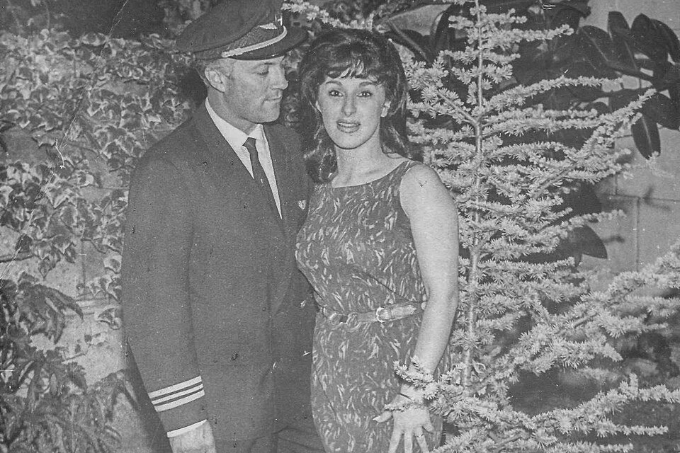 Tras ser perseguido, Adradas trabajó como remisero, fumigador y, más tarde, pudo ingresar a Aerolíneas Argentinas. En la foto, junto a su esposa, Olga Migorena.