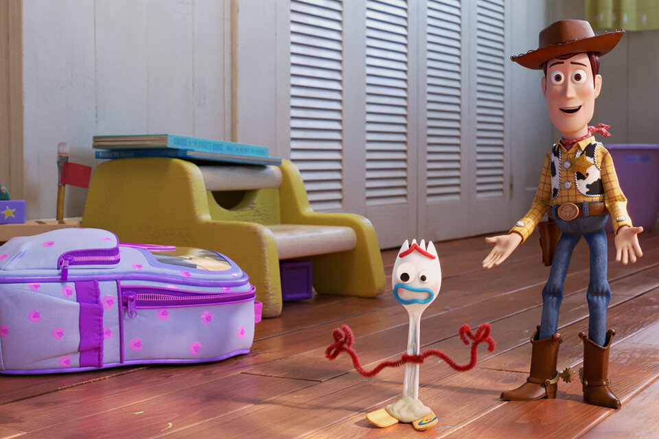 Forky y Woody, estrellas del cine de animación.