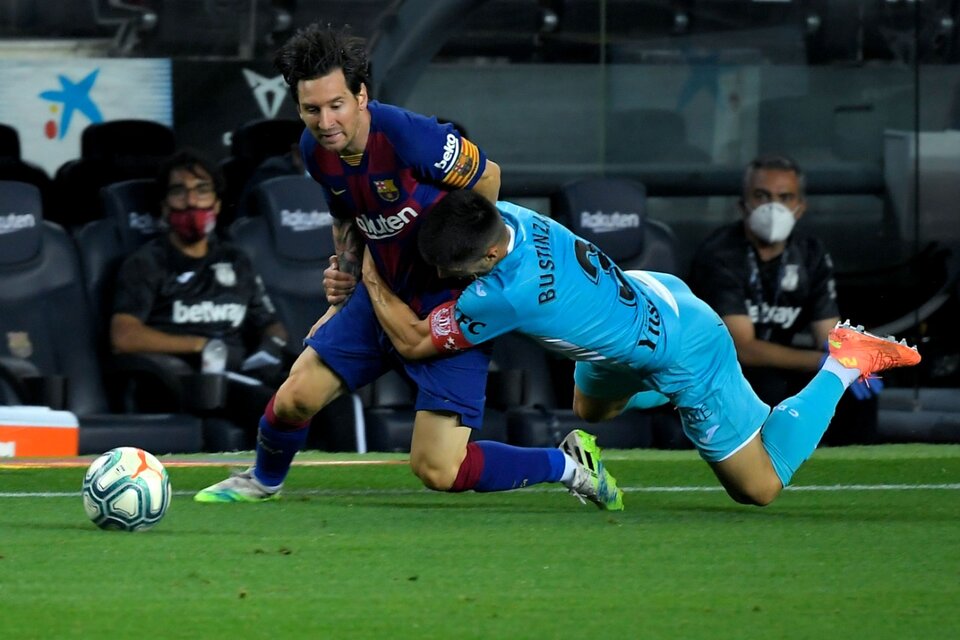 Messi recibe un tackle de un jugador de Leganés. (Fuente: AFP)