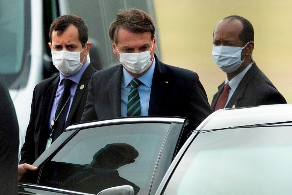 Bolsonaro sale del Palacio de la Alvorada, en Brasilia,la residencia presidencial.  (Fuente: EFE)