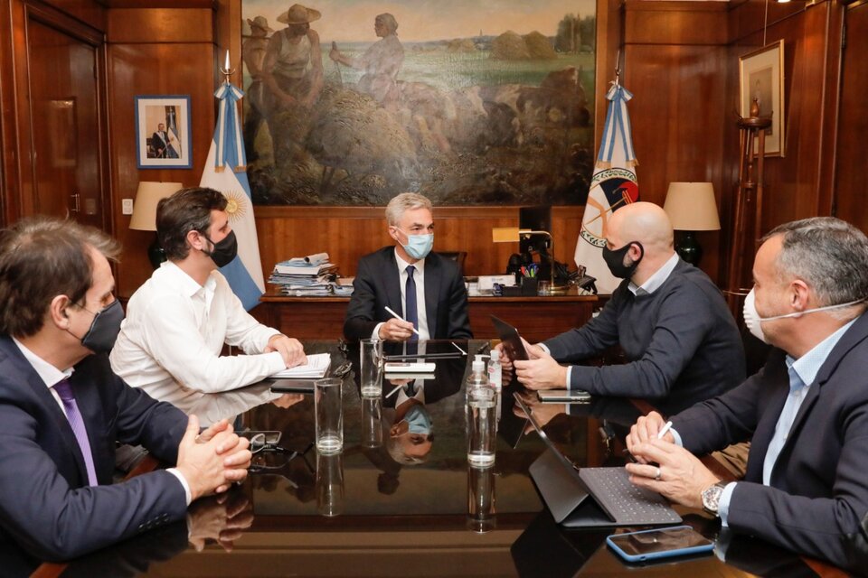 La reunión entre el ministro de Transporte de Nación, Mario Meoni; el secretario de Transporte de CABA, Juanjo Méndez, y el subsecretario de Transporte de Provincia, Alejo Supply. (Fuente: NA)