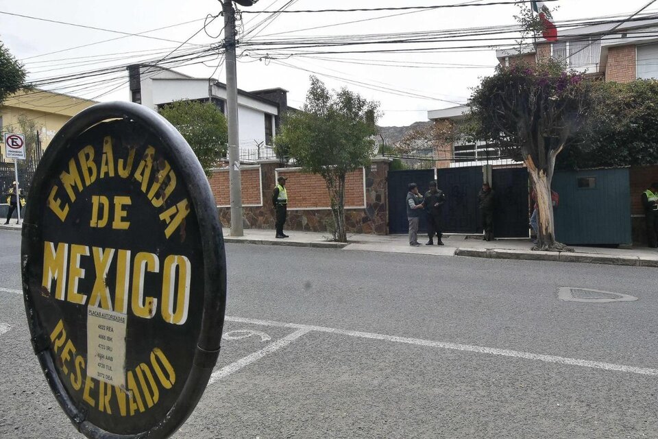 La embajada de México en La Paz, donde se encuentran asilados los ex funcionarios bolivianos. (Fuente: EFE)