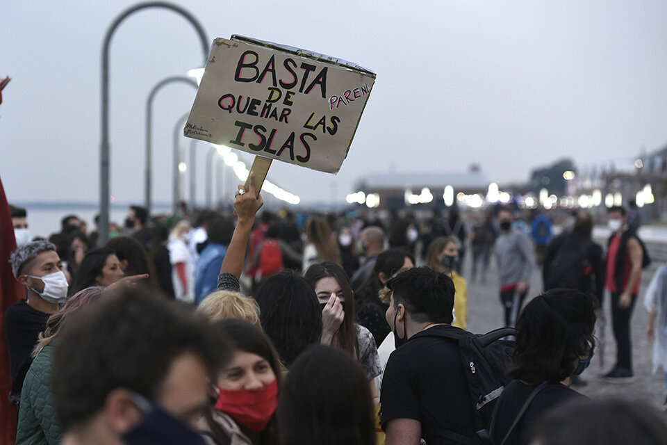 Numerosas personas se reunieron alrededor de la explanda del Parque de España.  (Fuente: Andres Macera)