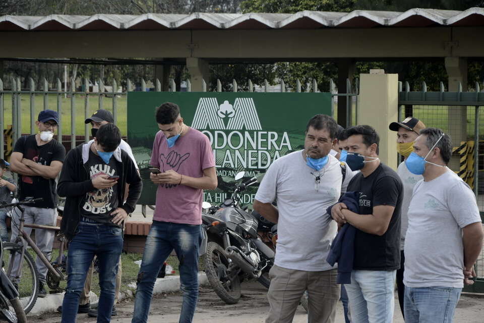 El reclamo de los trabajadores frente a la planta de la algodonera que pertenece a Vicentin.