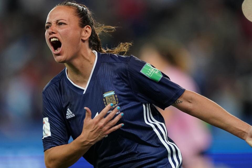 Florencia Bonsegundo festeja el histórico gol que sirvió para empatar 3-3 después de estar 0-3. (Fuente: FIFA)
