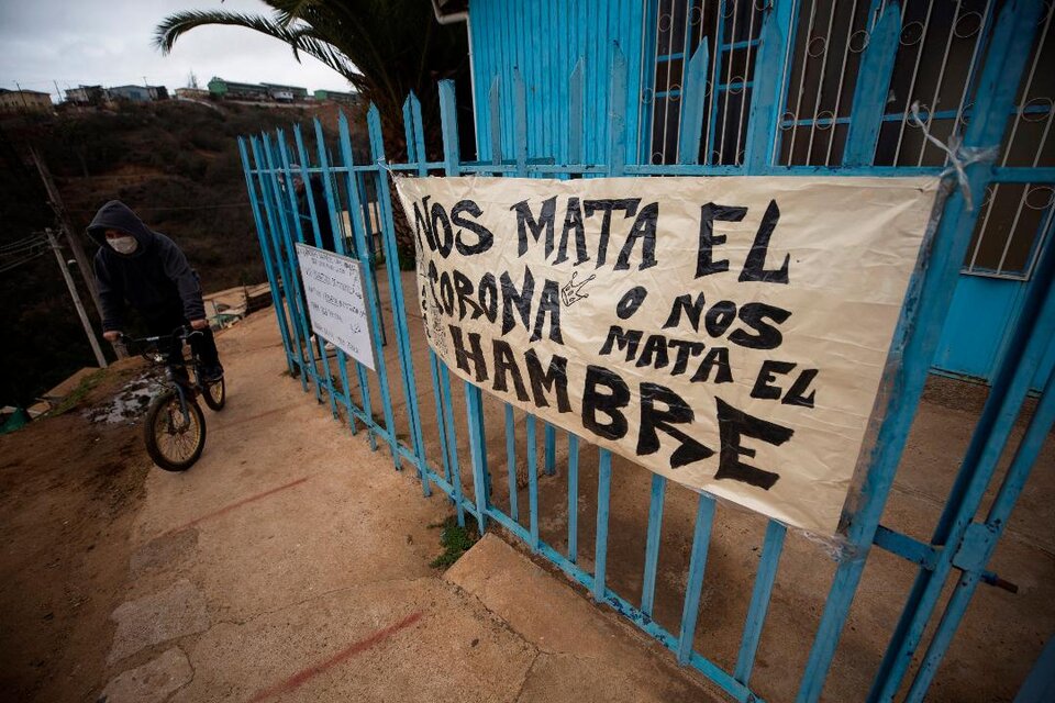 Un cartel colgado en a entrada de una parroquia en Valparaíso resume el ánimo de la ciudad. (Fuente: EFE)