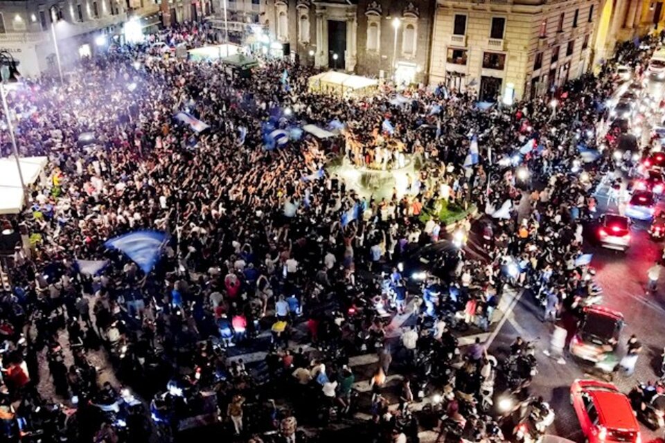 Italia vivió anoche su primera gran aglomeración con los festejos de los hinchas del Napoli.  (Fuente: EFE)