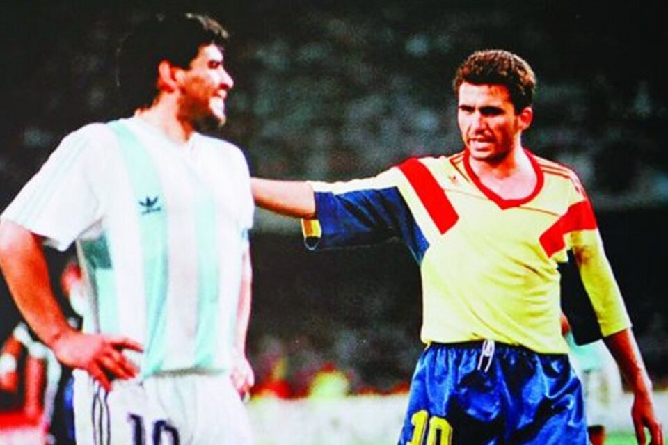 Maradona y Hagi, durante el partido entre Argentina y Rumania. (Fuente: AFP)