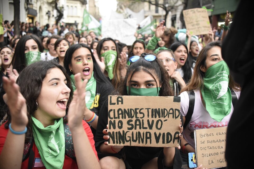 La Campaña empujada por militantes históricas moviliza a miles de jóvenes. (Fuente: Andres Macera)