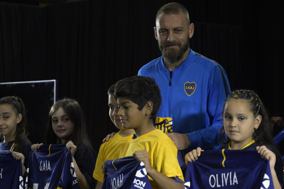 De Rossi rodeado de chicos en su presentación oficial como jugador de Boca. (Fuente: AFP)