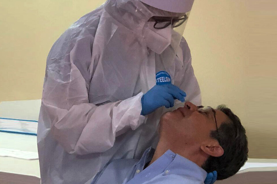 Hernandez se hace un isopado de nariz previo a su diagnostico de enfermo de covid-19.  (Fuente: AFP)