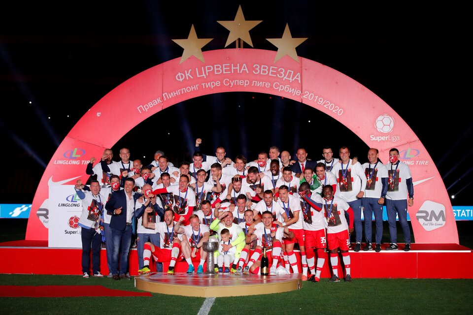 Así celebró el plantel del Estrella Roja el título que obtuvo el sábado en Belgrado. (Fuente: Twitter Estrella Roja)