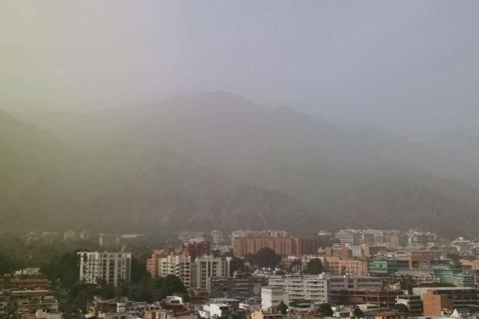 La nube de polvo sobre la ciudad de Caracas. (Fuente: Twitter)